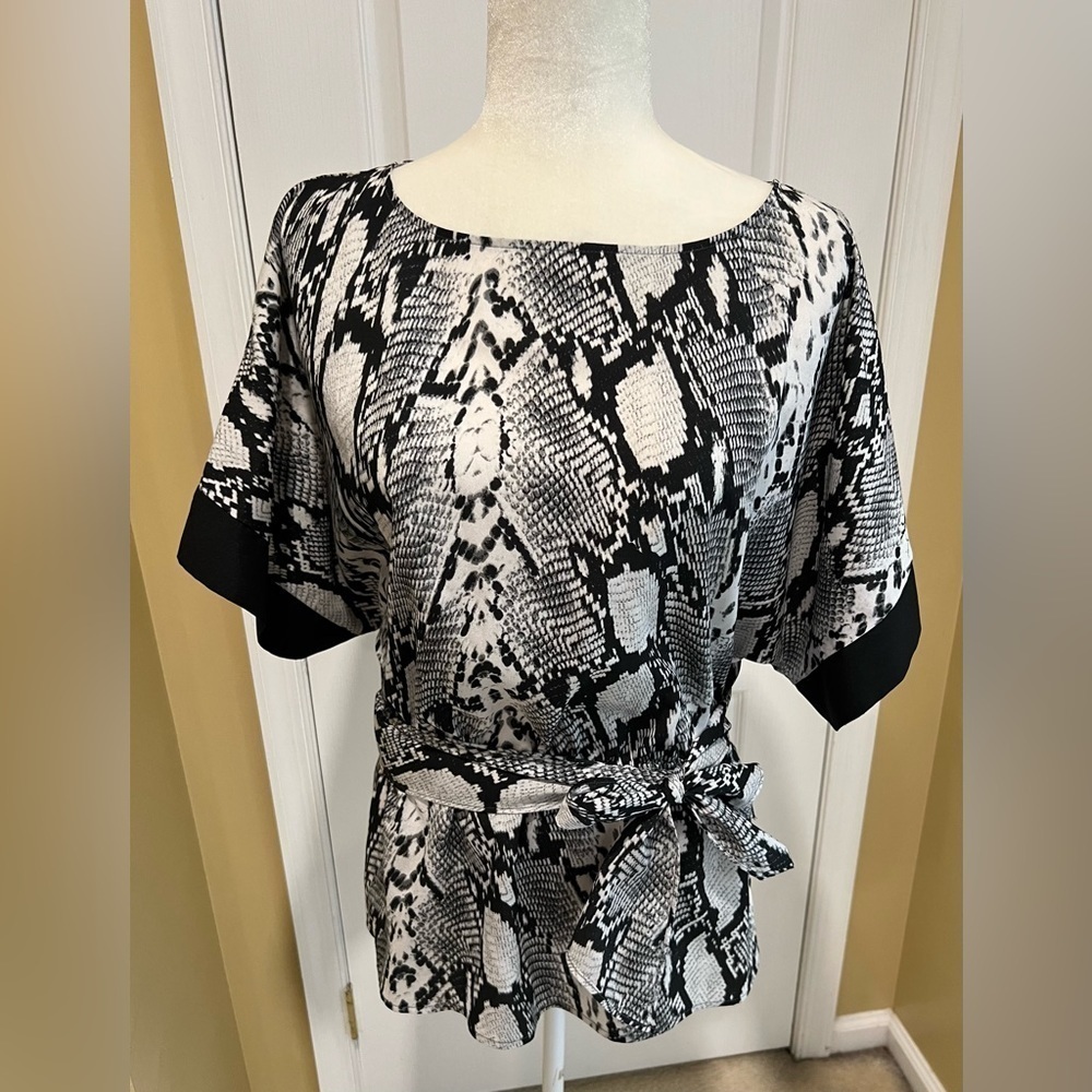 New York & Company Blouse Womens Size XS Black White Geometric Waist Tie Flowing